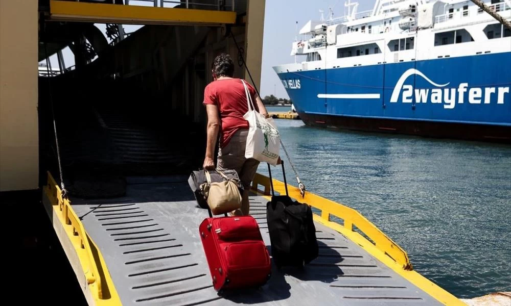 Απίθανο σκηνικό στην Πάρο: Επιβατηγό πλοίο δένει και αποπλέει μέσα σε 5 λεπτά!